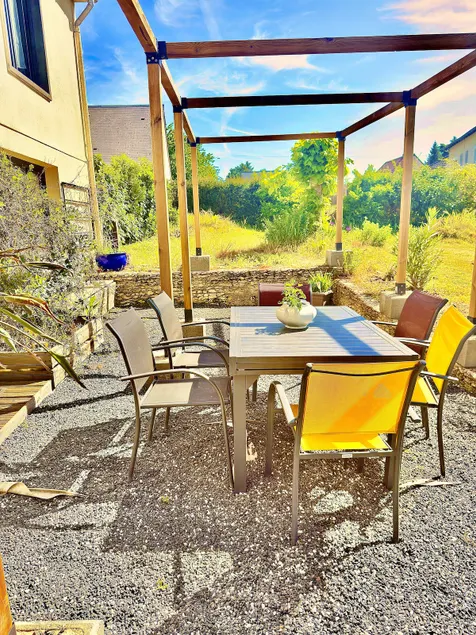 Spacious house with large garden and parking - Image 1