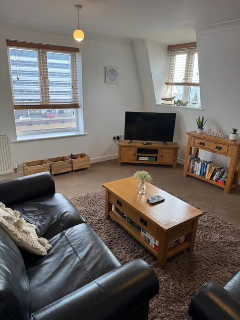 Lovely, Sleeps 6, 2 Baths, Riverside Views, Parking, Central GY - Image 1