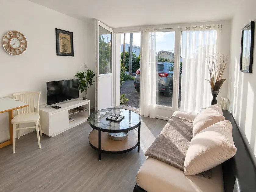 Quiet house near the city center with garden - Image 1