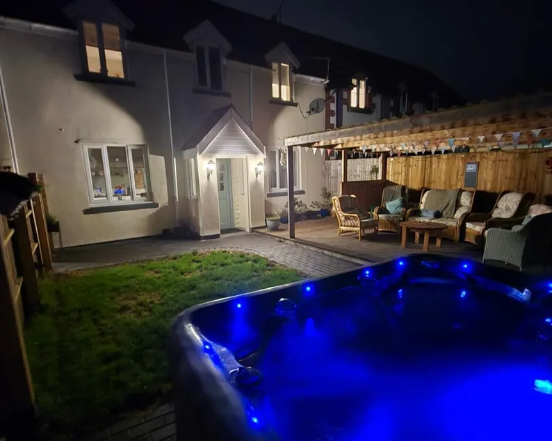 Paradise cottage, Hot tub, Dog friendly Offas Dyke - Image 1