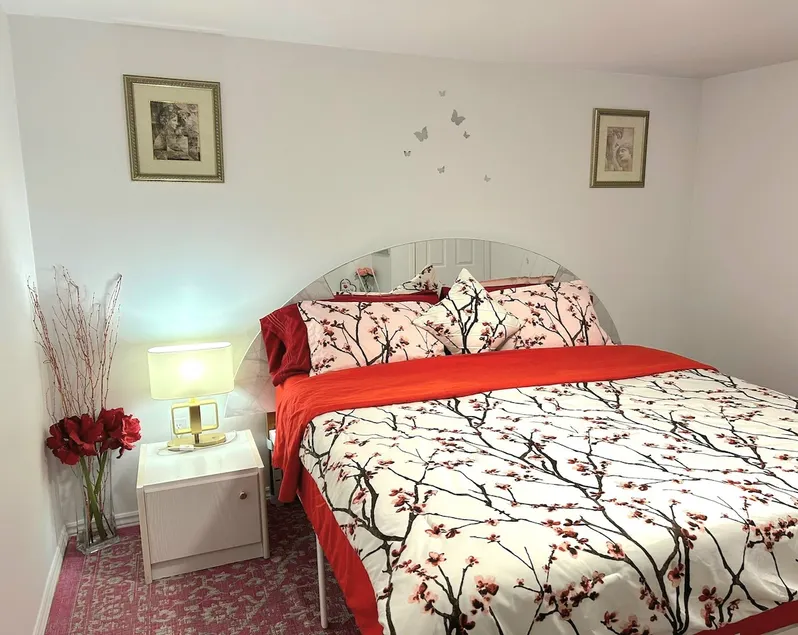 King Bed! 2 Parking! 55”TV! Side Entr! Private! - Image 1