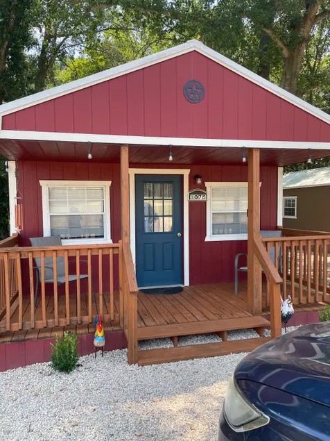 Unique Red Cabin in the Piney Woods - Image 1
