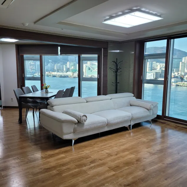 Best in Busan # Ocean View # Seaside # Yeongdo Bridge # Sea View # Nampo-dong # 5 minutes by subway 150m2 for 4 people # 6 people (bed for 6 people) - Image 1