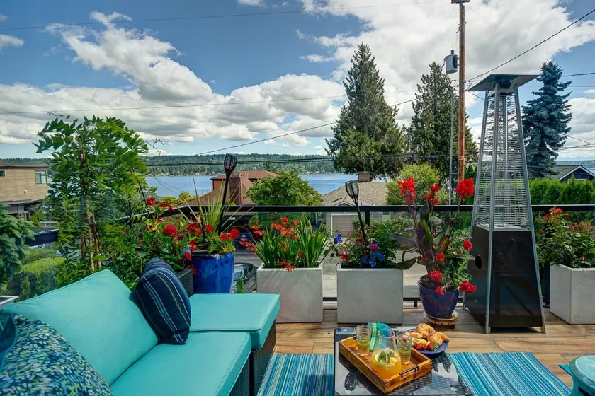 Lakeview Balcony 2BR for Outdoor Group Dining • AC - Image 1