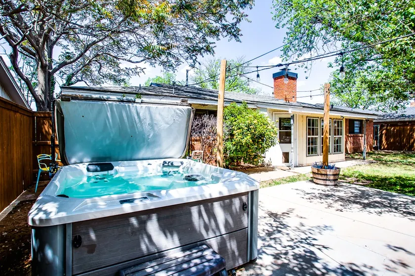 The Betty: Hot Tub | Sleeps 10 | Fire Pit - Image 1