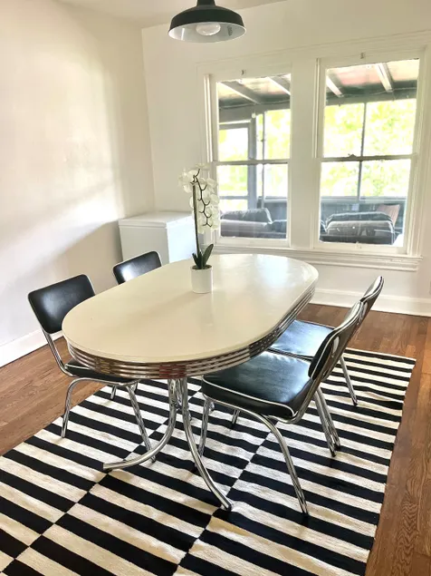 Renovated 2BR/1BA in Montrose. Central and quiet. - Image 1