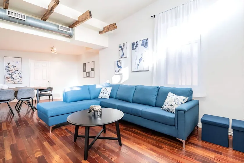 Le Plateau Apartment Near Mont-Royal Ave & Parks - Image 1