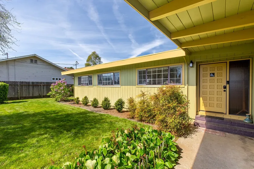 Pet Friendly, Stylish Home Complete With Hot-Tub! - Image 1