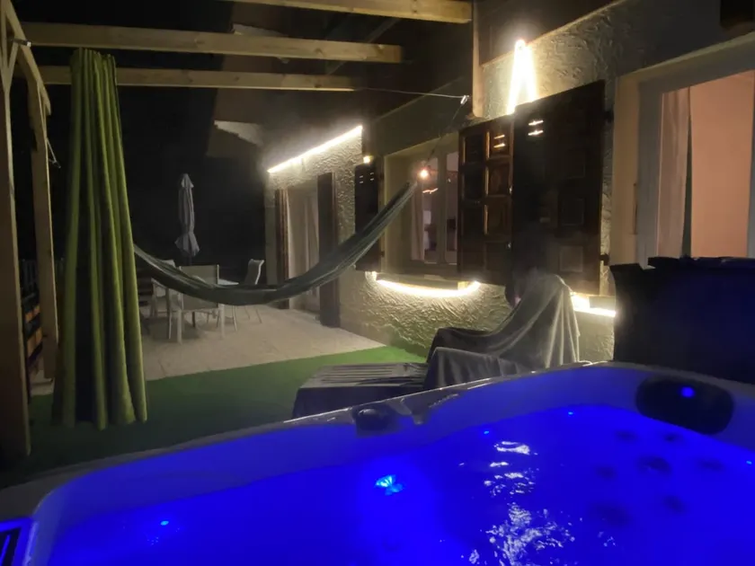 Countryside Retreat, Jacuzzi, Panoramic Views - Image 1