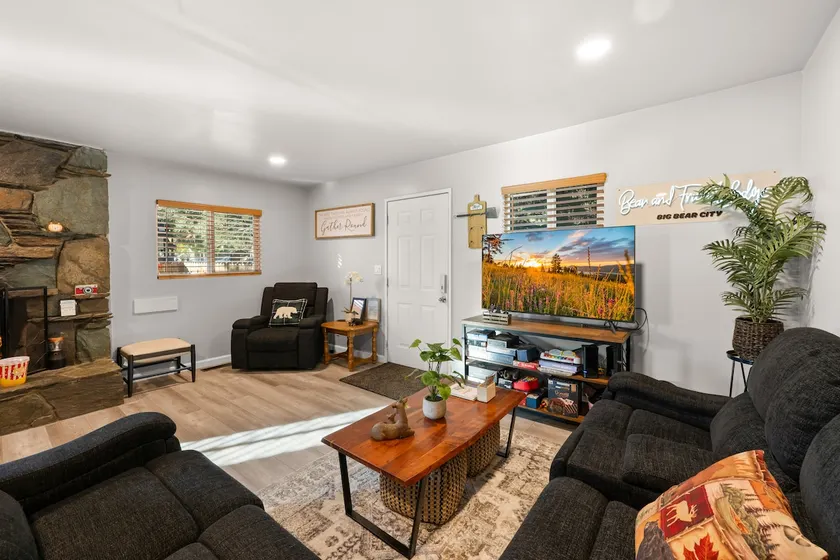 Cozy fully fenced home, dog-friendly, no fee • 6 beds • game room - Image 1