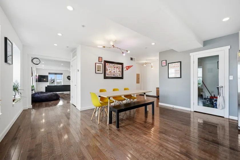 Beautiful 4th Floor Walkup with River Views - Image 1