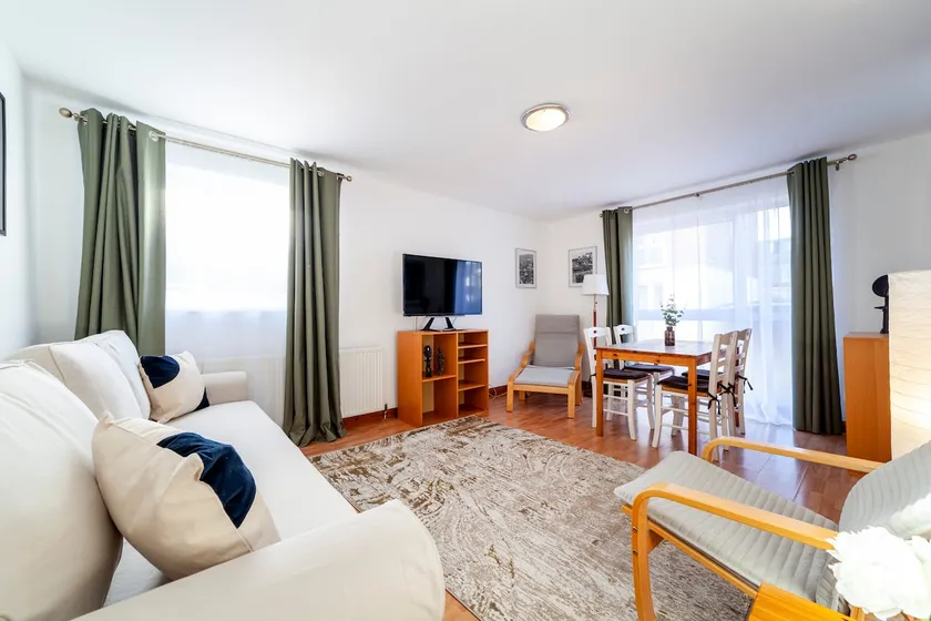 Bright 2BR flat off trendy Chiswick High Road - Image 1