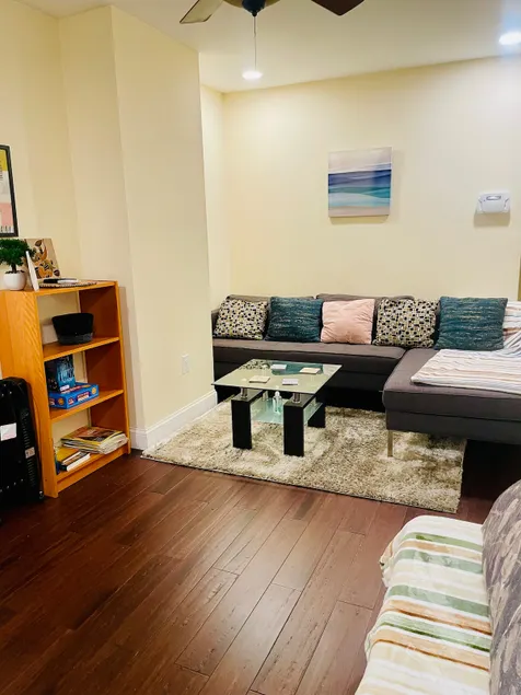 Cozy and Quaint 1-Bedroom w/Backyard - Image 1
