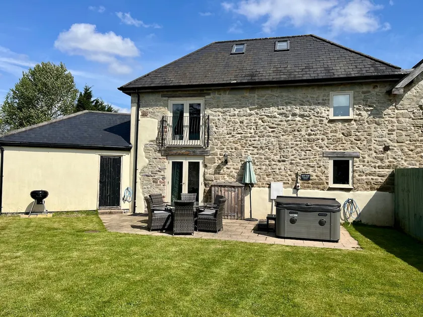 Hele Manor Barn, hot tub, large garden for dogs - Image 1