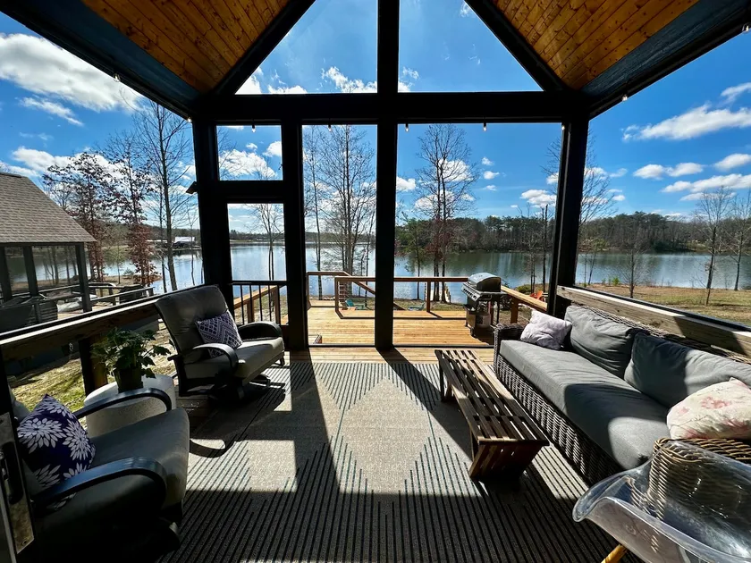 Catch & Release - Spacious Lakefront Getaway - Image 1