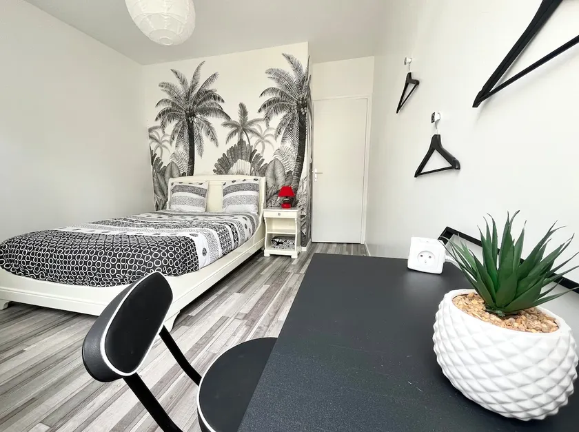Urban Safari: Warm and Exotic Apartment - Image 1