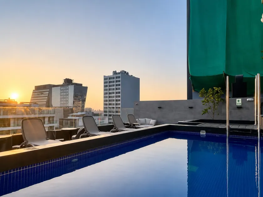 Financial District | King Bed | Pool, Gym & AC - Image 1