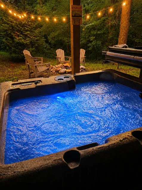 Couples retreat- Riverfront- Hot tub- fire pit! - Image 1
