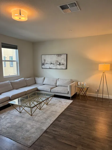 Spacious 4BR/3BA Dublin Townhome + FREE Parking - Image 1
