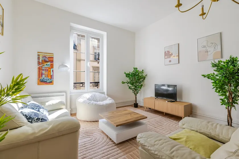 Large, bright 4 bedroom near the city center - Image 1