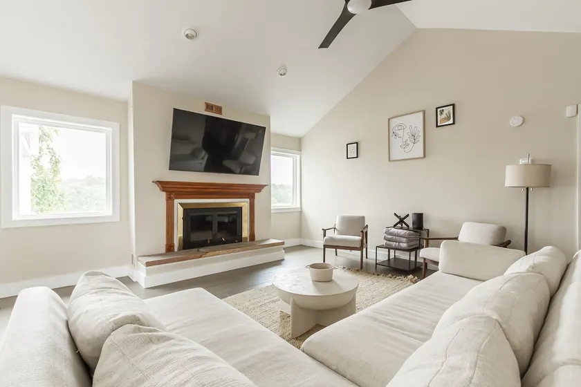 Luxury Lakeview Retreat Hot Tub, Gym & Theatre - Image 1
