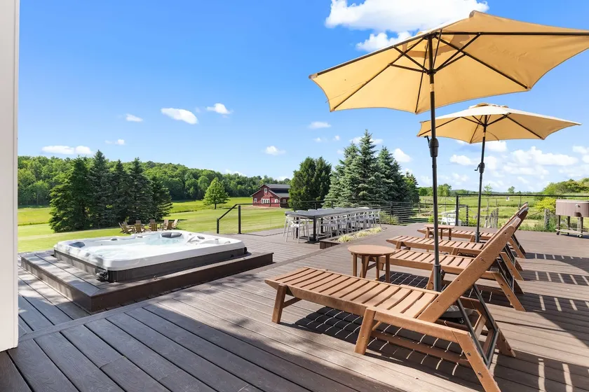 Luxury Lakeview Oasis: Hot Tub, Gym & Movie Room - Image 1