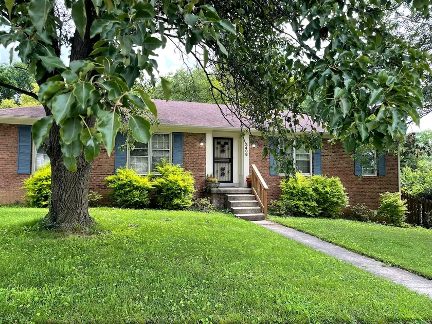 Large, 1980's 3BR w/full basemt in Upscale area - Image 1