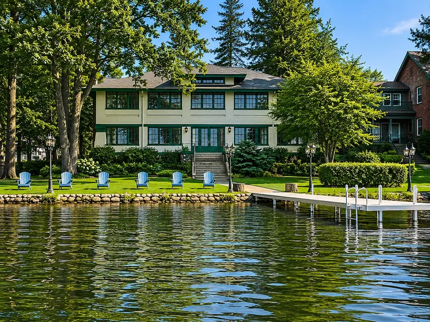 Large Lakefront Retreat on Pistakee Lake - Image 1