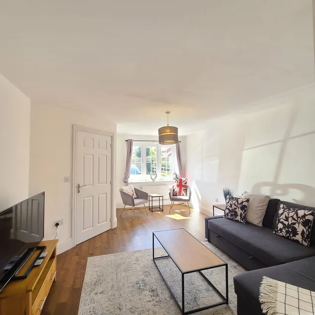 Spacious 3BR House Parking Garden Sleeps 6 - Image 1