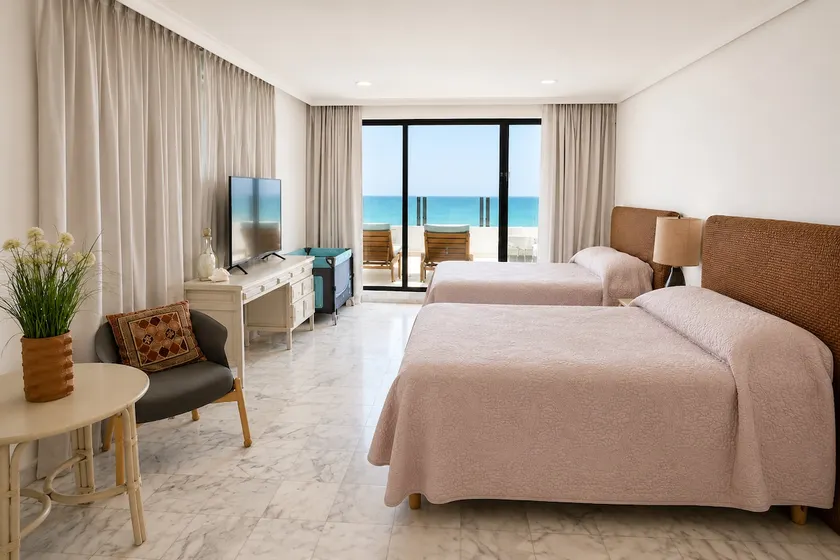 Oceanfront condo with a private pool - Image 1