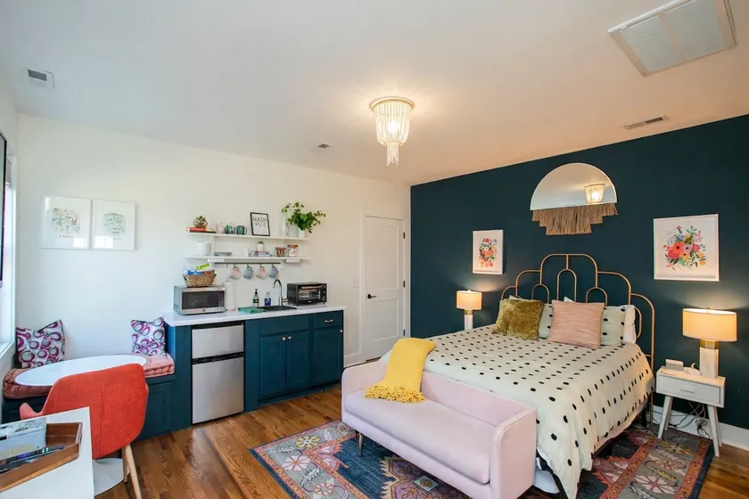 Private,Charming Sylvan Park Guest Suite w Parking - Image 1