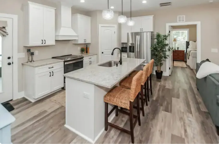 Gated 5 acres with fitness, 5 tvs, king bed - Image 1