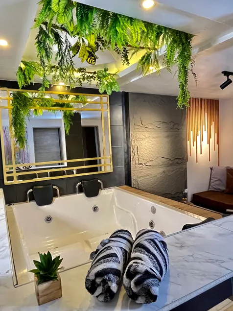 Cozy house with a jacuzzi/near the subway - Image 1