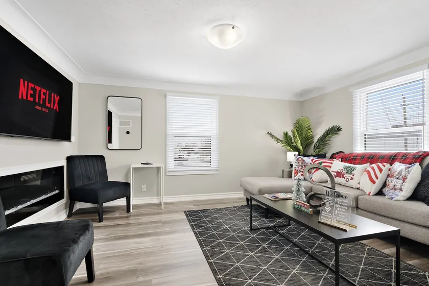 5 Mins to Fallsview | With BBQ/Wine/Parking - Image 1