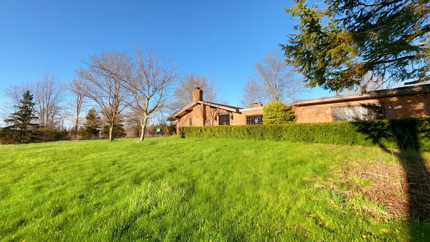 10 acres of quiet farmhouse ~ next to golf course - Image 1
