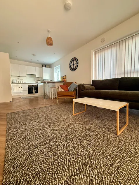 Lakeside apartment with FREE parking / M25 - Image 1