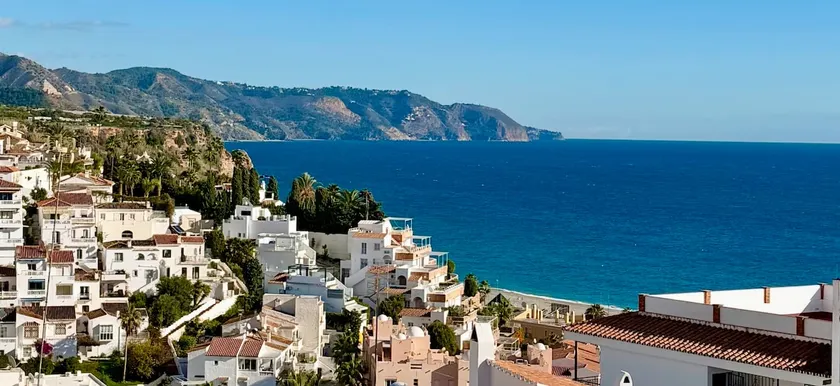 Amazing views, pool and parking at Bijou apartment - Image 1