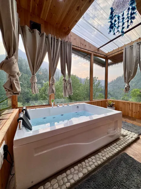 Himalayan StoneHeart, Jacuzzi Cottage | Jibhi Main - Image 1