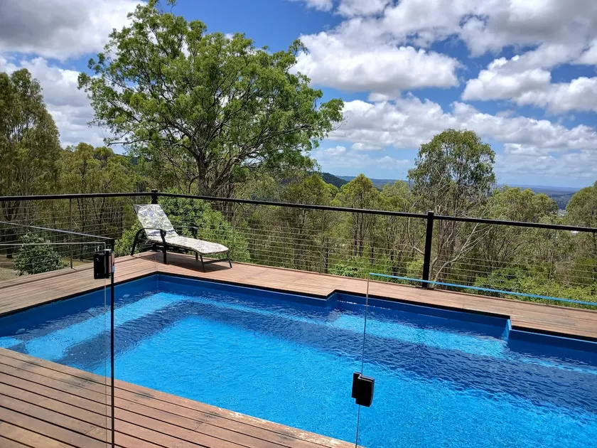 Spacious, private apartment with views - Image 1
