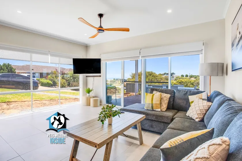Cozy new 3BR home w/stunning sea views, fast wifi - Image 1