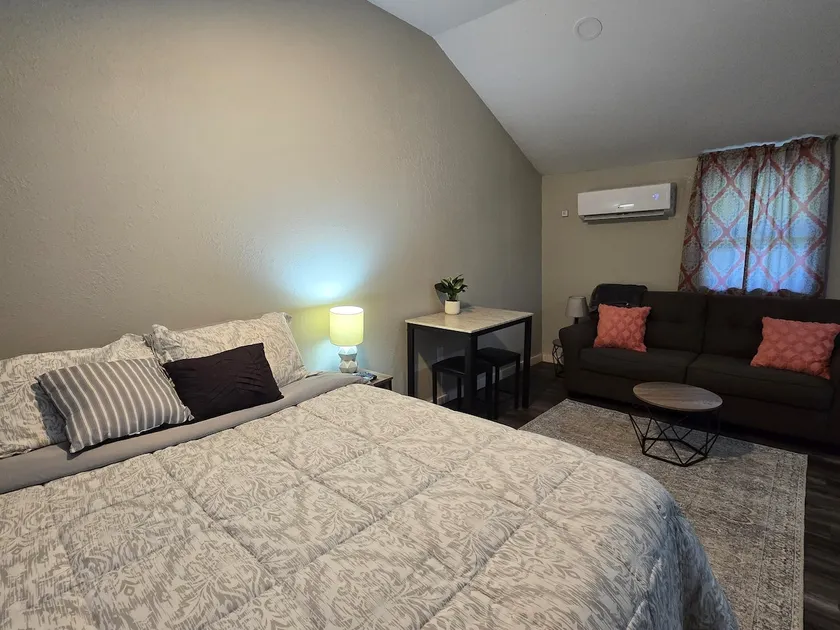 Cozy Studio Apt - Image 1