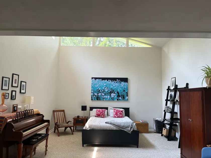 Peaceful studio apartment with lake views. - Image 1