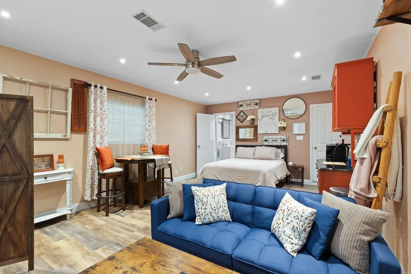 Cozy Getaway~2 miles to UF Campus, Free Parking - Image 1