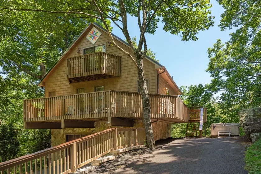 Overlooking the New River + Hot Tub + Jacuzzi - Image 1