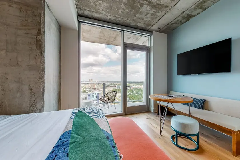Modern, 31st-floor studio with amazing lake view - Image 1