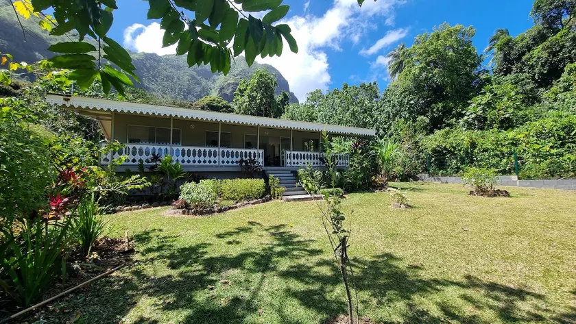 Villa Rotui – Bay & Lush Garden View - Image 1
