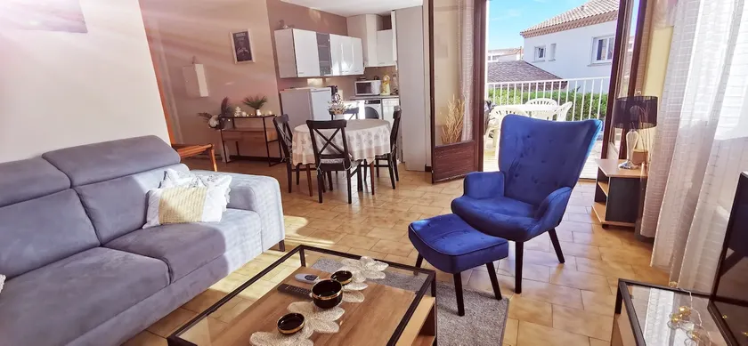 Spacious, quiet 1-bedroom apartment, parking, terrace, 5 minutes from the beach - Image 1