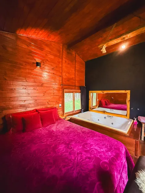 Chalet, hot tub, and breakfast included - Image 1