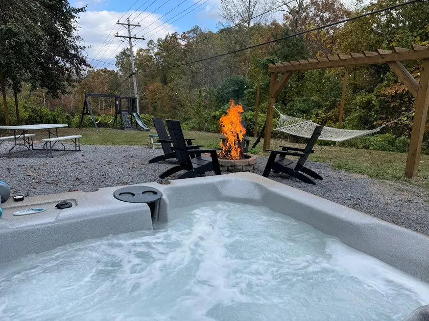 Tiny home, fast wifi hot tub - Image 1