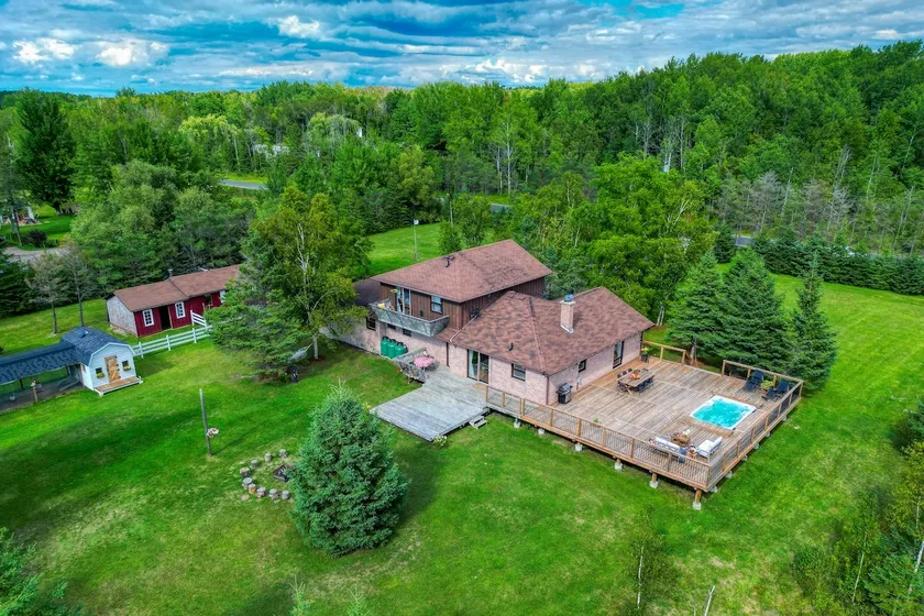 Lake Simcoe Luxury Farmhouse-Chickens-12ft Hot Tub - Image 1
